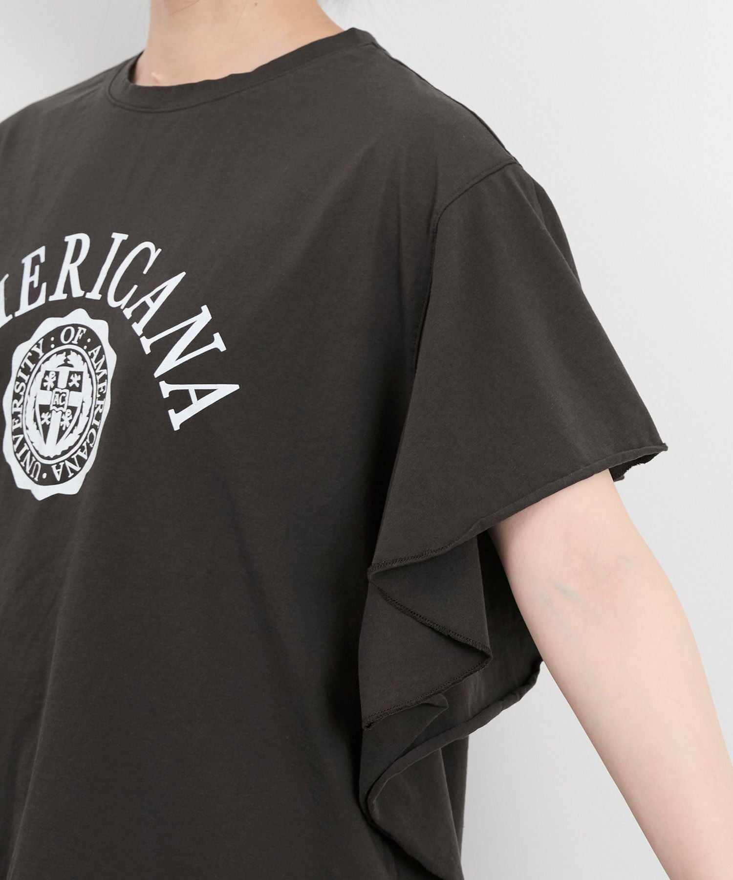 AMERICANA　mica and deal ロゴ フリルTシャツ スミクロ AMERICANA×MICA&DEAL】ロゴフリルT-shirt/012520911101 | MICA&DEAL