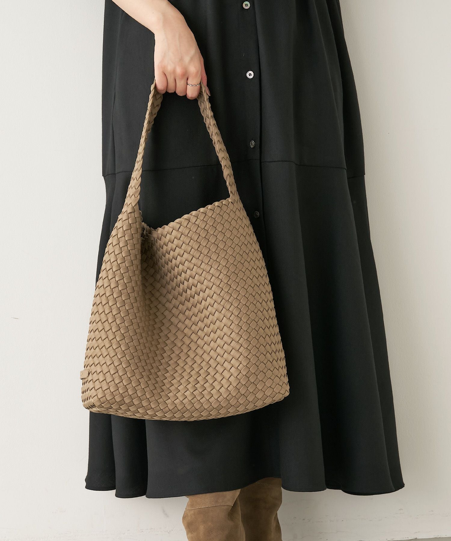 ナゲディ Nomad Medium Hobo トートバッグ NAGHEDI ＜ナゲディ＞ ワンハンドルバッグ “Nomad Medium Hobo