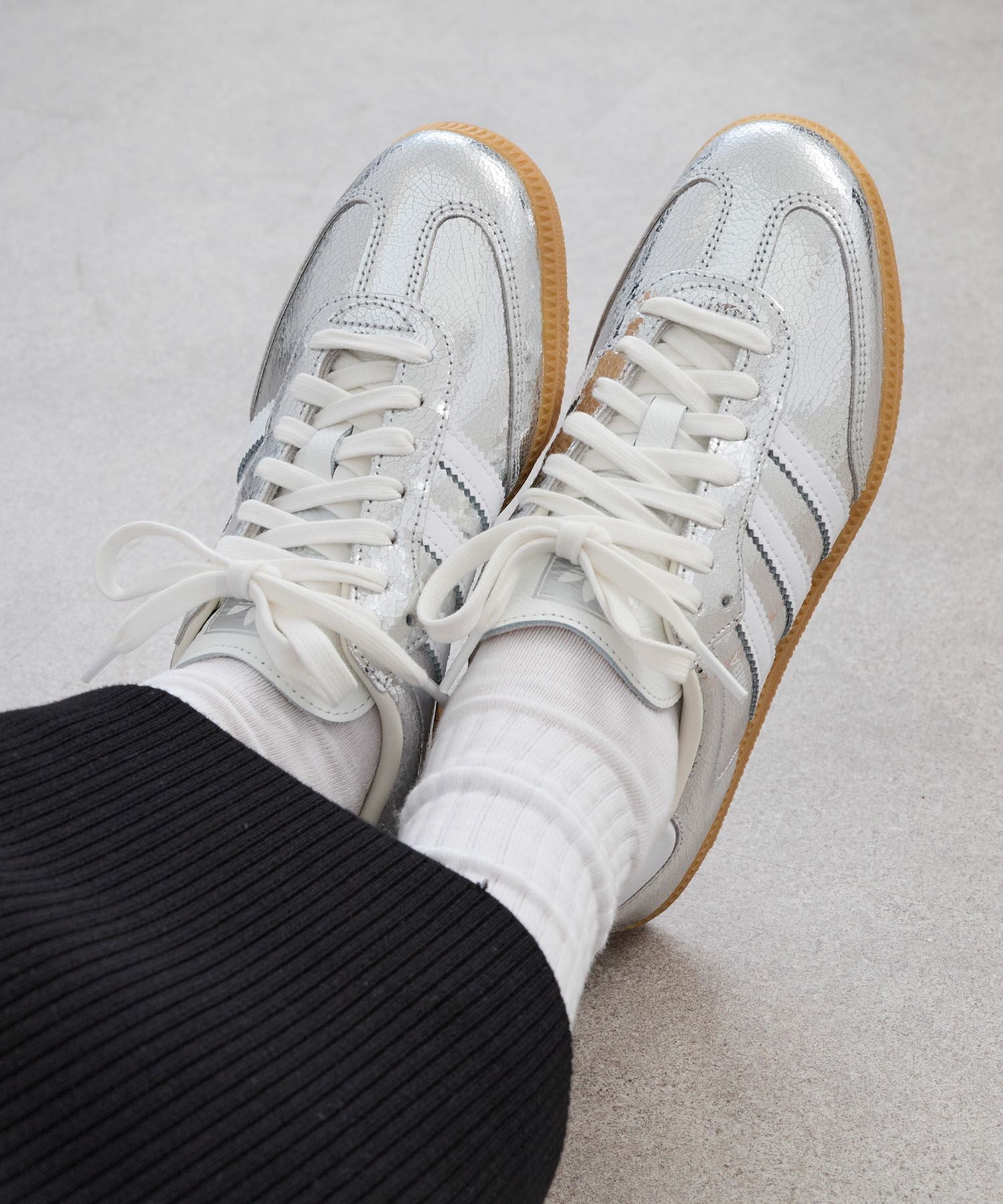 adidas Originals】SAMBA OG W-シルバーメタリックスニーカー