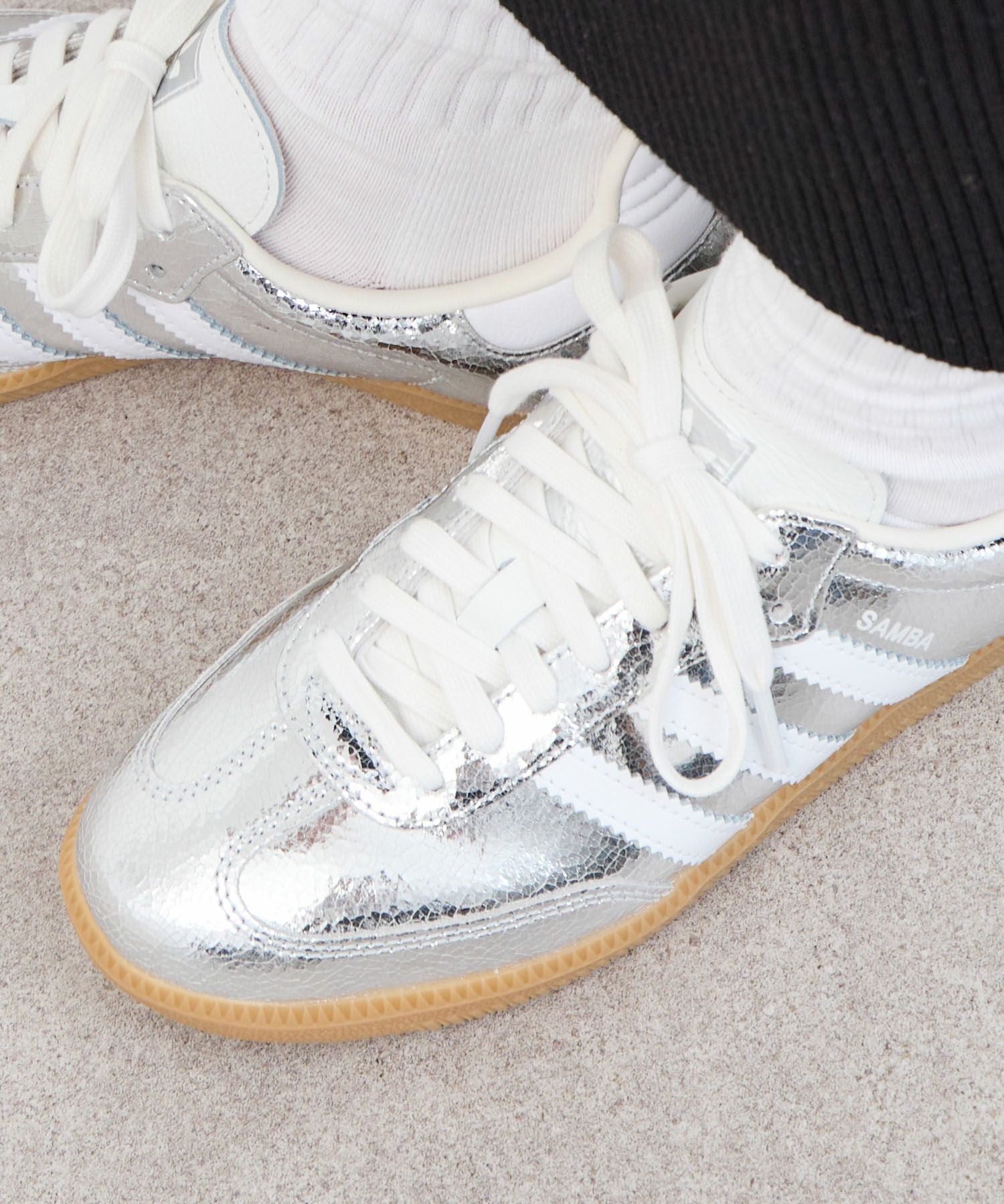 adidas Originals】SAMBA OG W-シルバーメタリックスニーカー