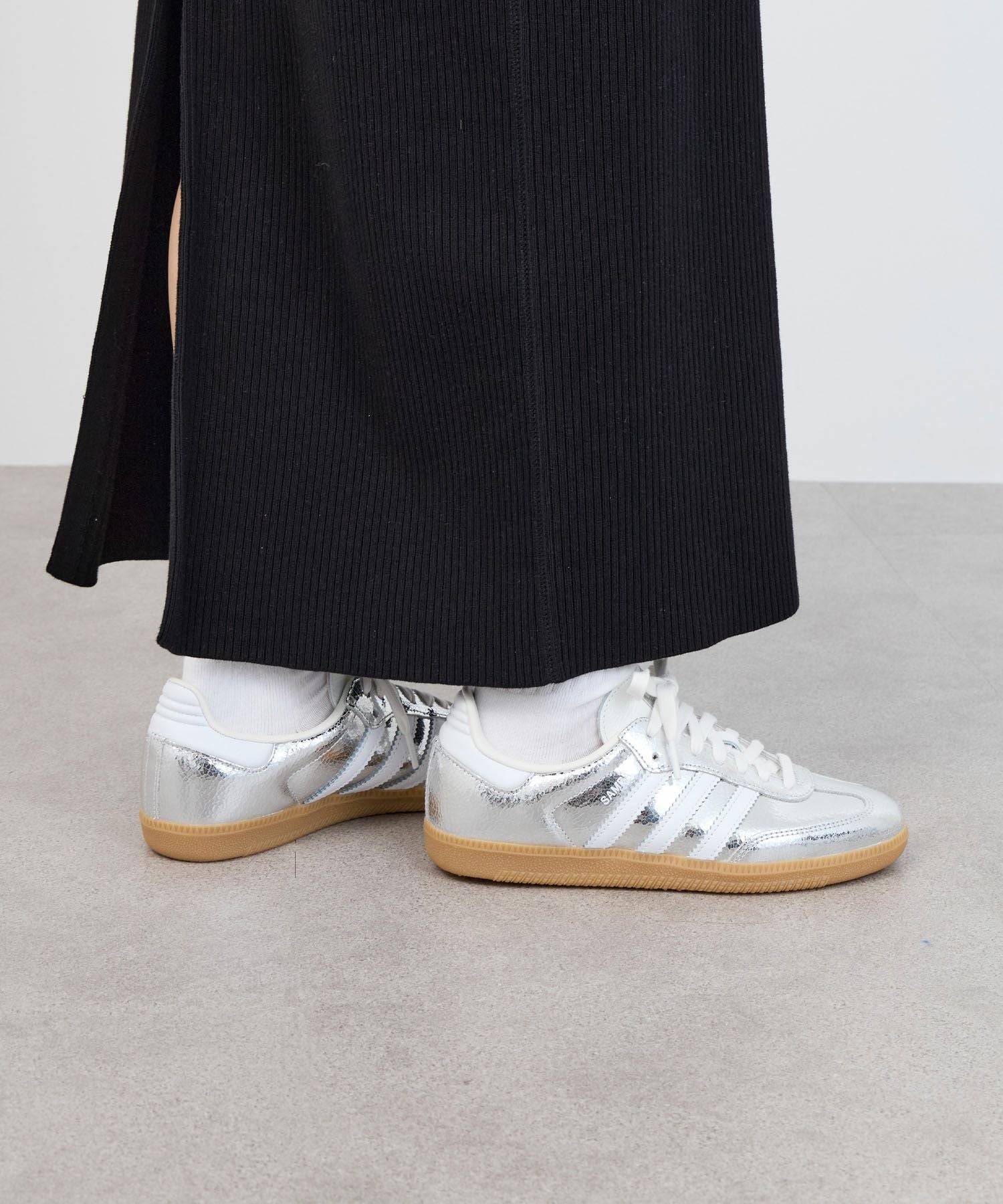 adidas Originals】SAMBA OG W-シルバーメタリックスニーカー
