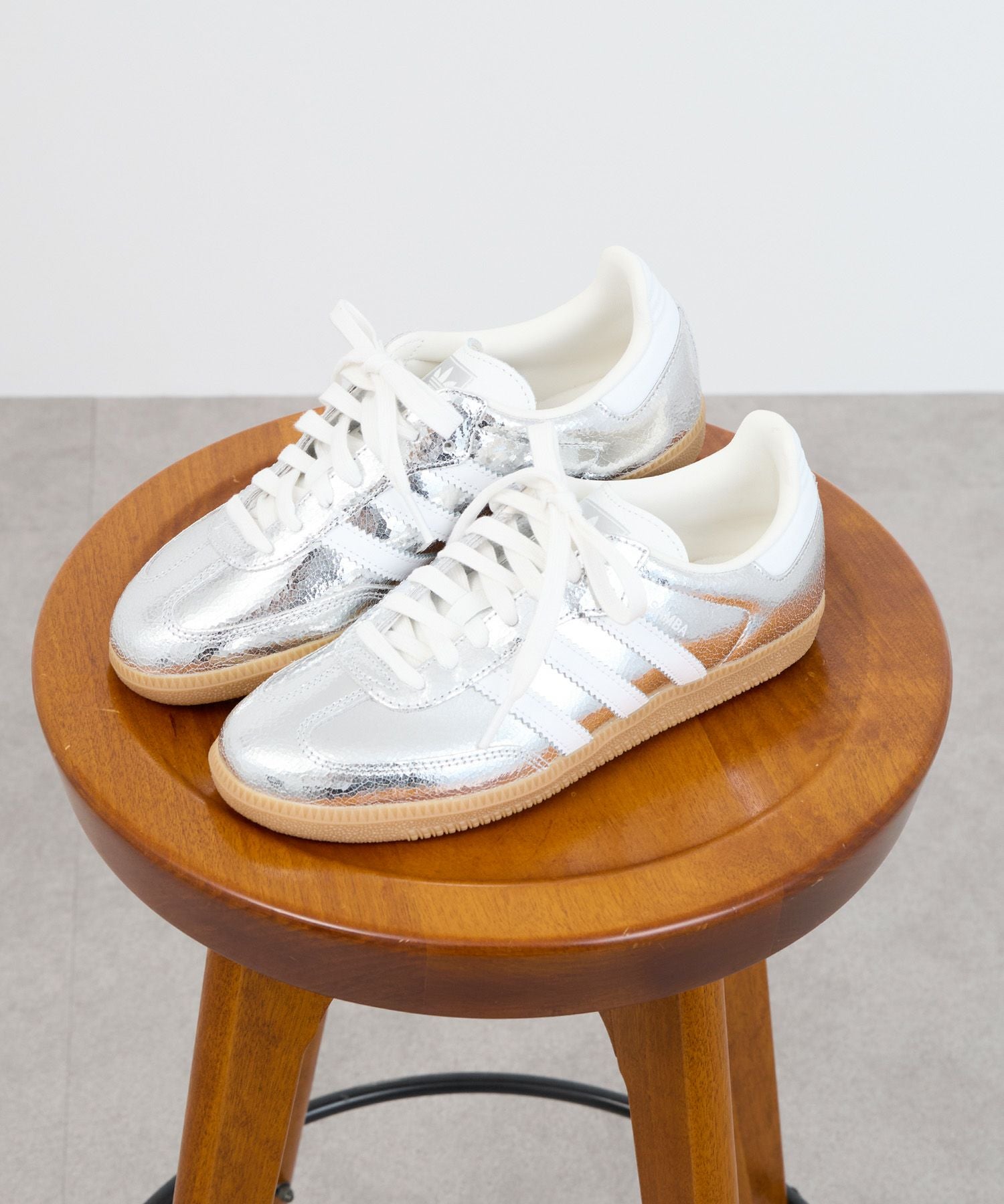  SAMBA OG W ホワイト/シルバーメタリック　24㎝ adidas Originals】SAMBA OG W-シルバーメタリックスニーカー