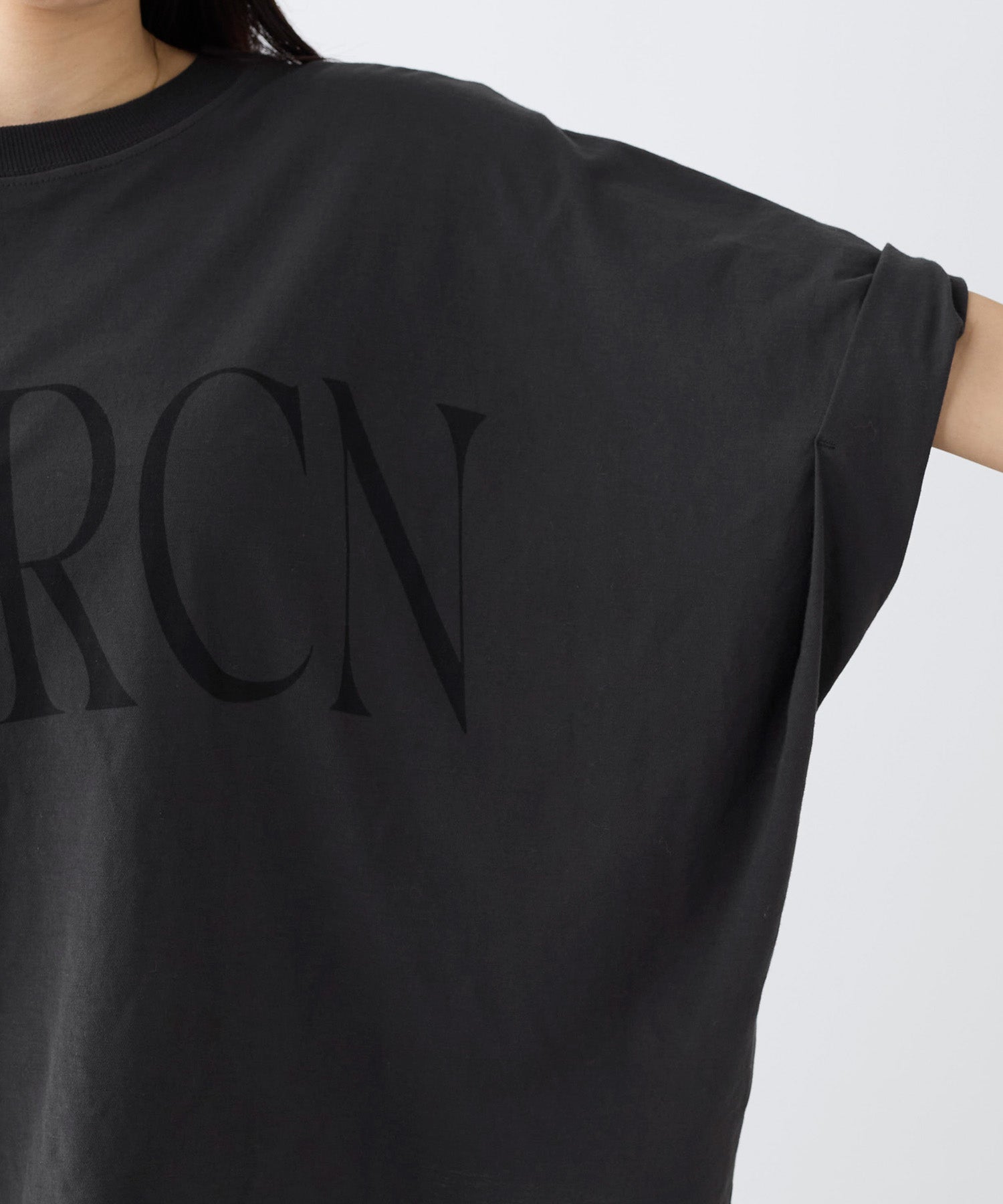 Americana 黒 カットソーシャツ　タグ付き未使用 AMERICANA】クロップドワイドロールアップロゴT-shirt | MICA&DEAL