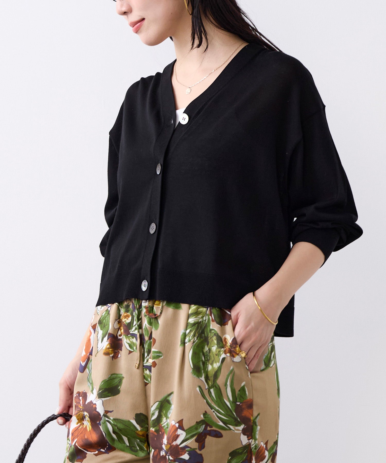 efla UVカットVネックショートカーディガン ブラック 接触冷感/UVカット-Vネックショートカーディガン | MICA&DEAL ONLINE STORE