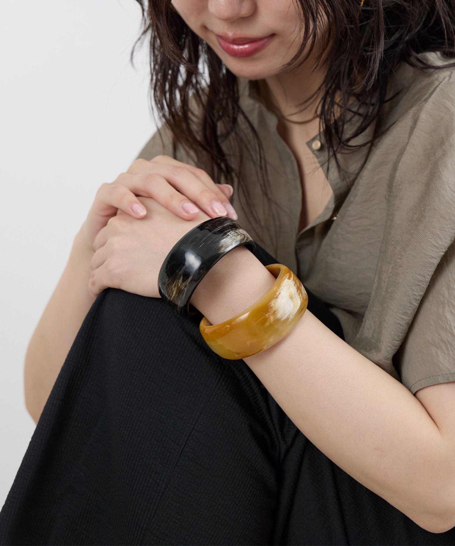 AFRICANSQUARE】牛角バングル中-WHITE | MICA&DEAL ONLINE STORE